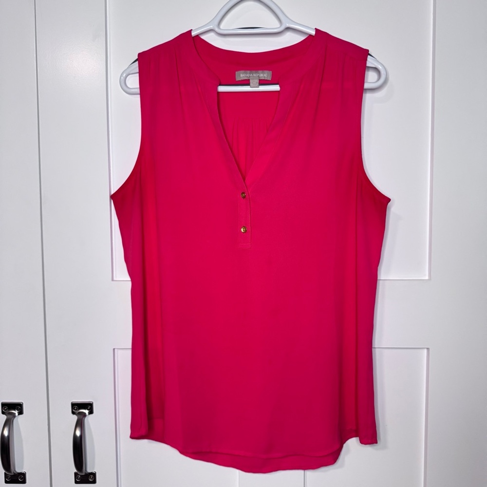 Banana Republic Pink Sleeveless Blouse Size Medium‎ V-Neck with 2 Buttons Casual
